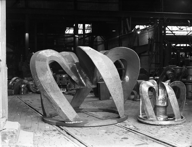 821685 Afbeelding van enkele krooncutters, gegoten bij de N.V. Nederlandse Staalfabrieken DEMKA (Havenweg 7) te Utrecht.